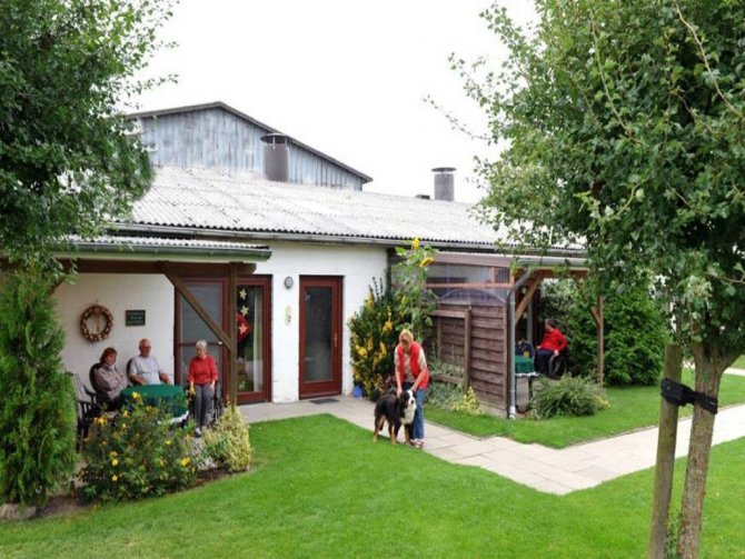 Die 4 Ferienwohnungen liegen alle parterre im Garten, mit eigenen, überdachten Terrassen.