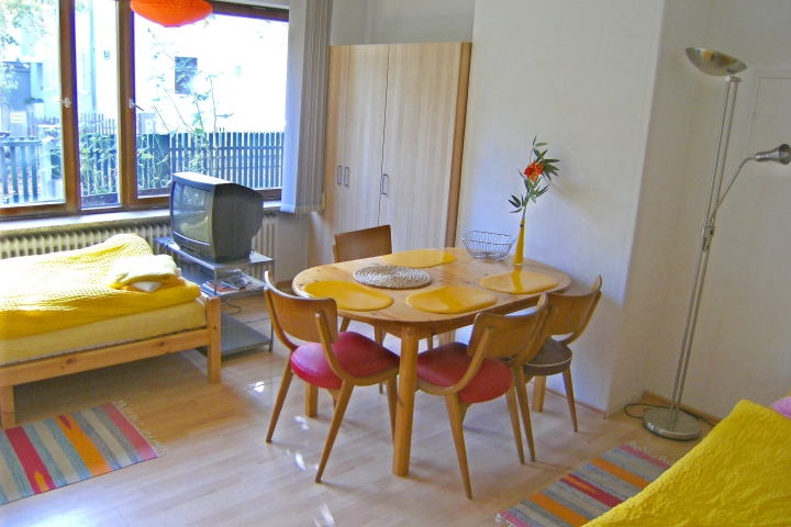 Gelbes Zimmer mit Blick nach draußen