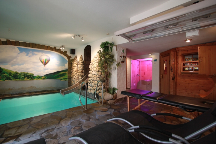 Ferienwohnungen im Haus Simonis mit Schwimmbad | Weinberge gleich hinter dem Haus: Wandern oder Mountainbiken mit grandiosem Talblick