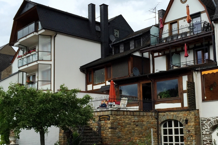 Jede Etage mit einem Balkon zur Mosel - entspannen Sie mit Aussicht auf Weinberge und Mosel