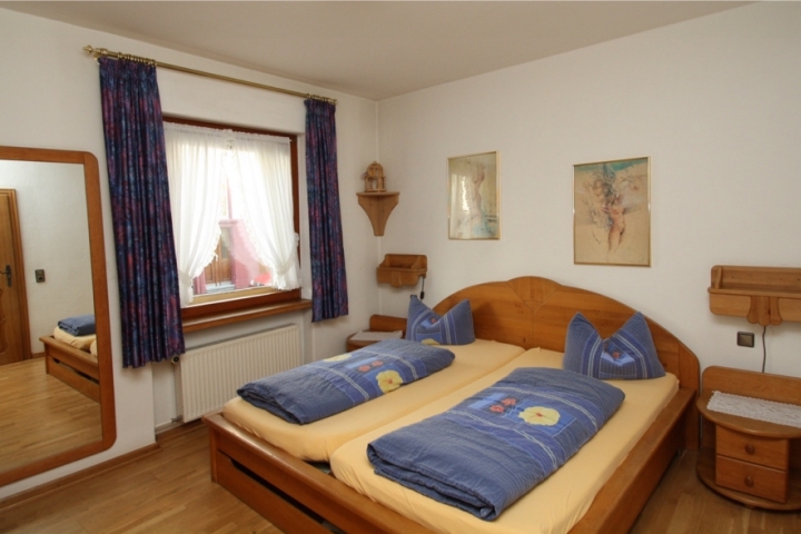 komplett in massivem Erlenholz, Bett 2x2m, 5-türiger Schrank, Platz für Babybett
