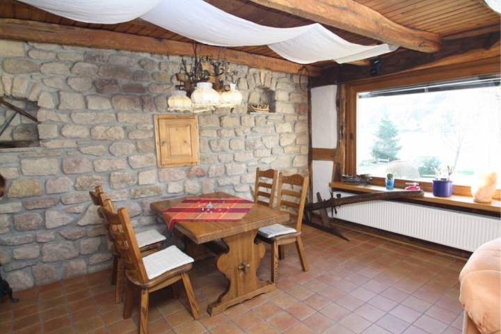 Esstischgruppe in massiver Eiche mit antiker Lampe. Blick ins Moseltal und die Weinberge 