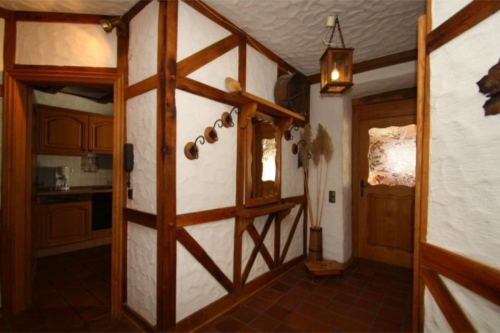 Geräumiger Flur mit Garderobe, Massivholz Fachwerk, Holzschutz mit Wachs
