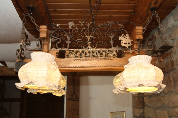 Außergewöhnliche, antike Lampe über dem Esstisch im Wohnzimmer.