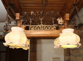 Außergewöhnliche, antike Lampe über dem Esstisch im Wohnzimmer.