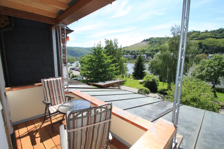 Sonniger, überdachter Balkon zur Mosel mit schöner Aussicht. Geniessen Sie Moselwein und beobachten Sie vorbeifahrende Schiffe.