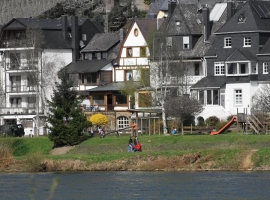 perfekte Lage: Moselufer und Rad-Spazierweg direkt vor dem Garten