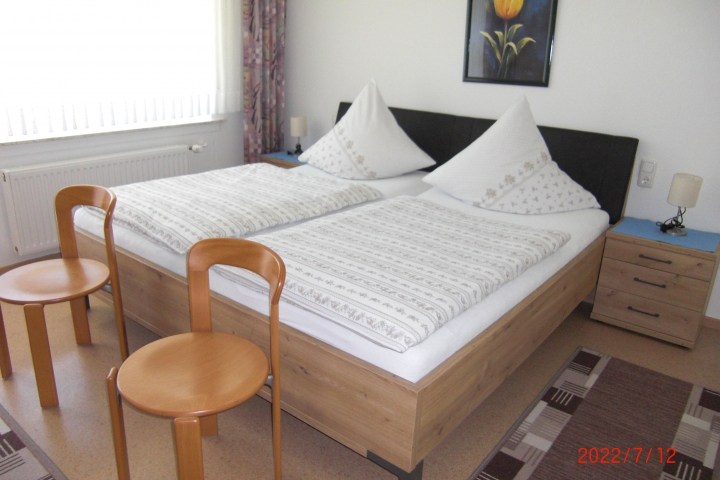 Schlafzimmer 1