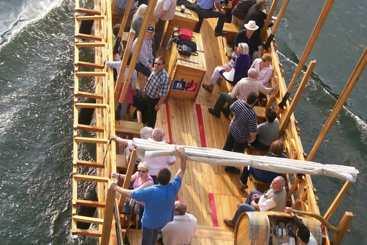 Nachgebautes Römerschiff auf der Mosel.
Rundfahrten mit Weinprobe und Essen möglich