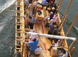 Nachgebautes Römerschiff auf der Mosel.
Rundfahrten mit Weinprobe und Essen möglich