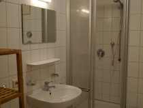 Bad mit Dusche und WC 