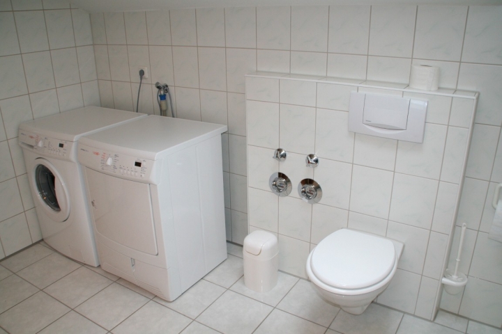 Badezimmer mit Waschmaschine und Wäschetrockner 