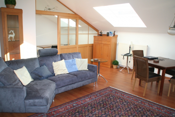 Wohnzimmer mit Blick Richtung Küche
