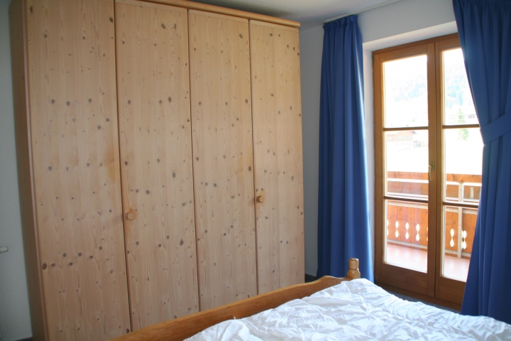 Schlafzimmer mit Balkontür 