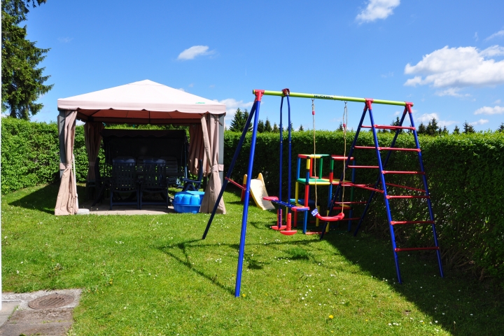 Terrasse mit Spielplatz direkt am Haus.