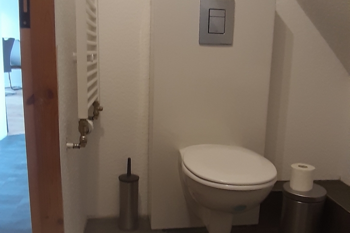 Toilette mit Waschbecken im 1.Stock
