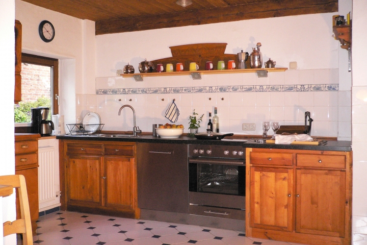 Die im alten Stil renovierte Küche bietet jeden modernen Komfort