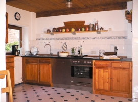 Die im alten Stil renovierte Küche bietet jeden modernen Komfort