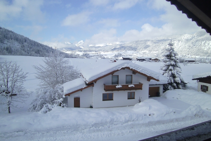 Ausblick vom Wohn-Schlafraum auf das österreichische Kaisergebirge