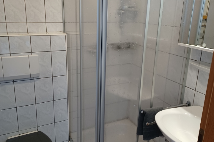 Dusche und WC vom Schlafzimmer Süd