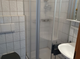  Dusche und WC vom Schlafzimmer Süd