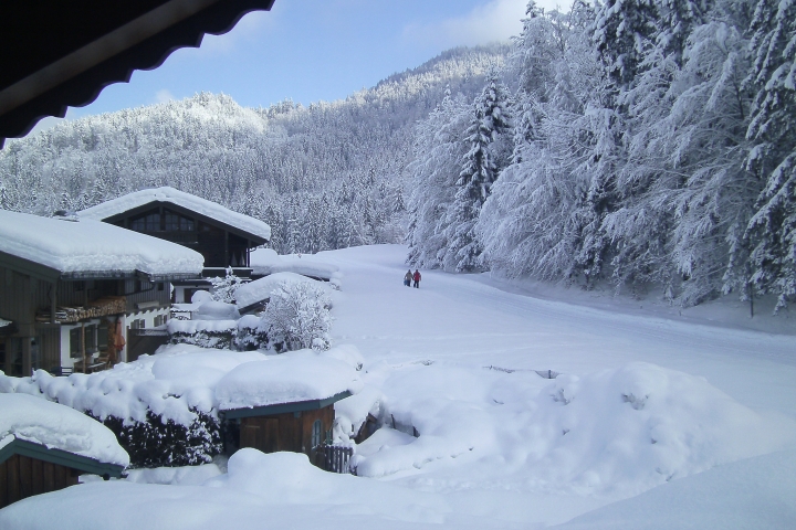 Balkonausblick zum Winterwanderweg und Langlaufspur