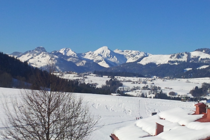 Ausblick vom Balkon auf das österreichische Kaisergebirge