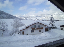 Ausblick vom Wohn-Schlafraum auf das österreichische Kaisergebirge