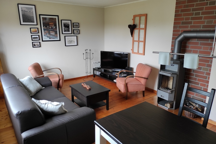 Wohnen mit Essbereich und Ofen