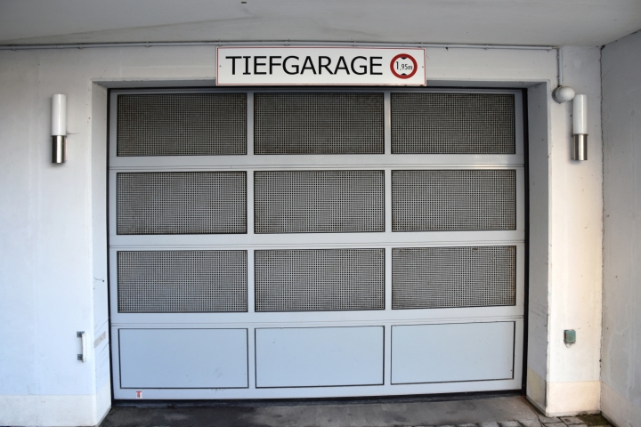 Tiefgarageneinfahrt  Max. Fahrzeughöhe 1,95m