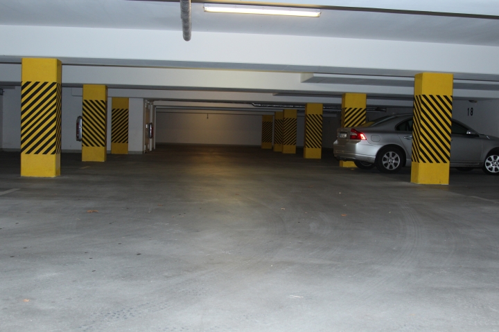 Stellplatz Nr. 19 in der Tiegarage
Von der Tiefgarage Fahrstuhl in 2. OG