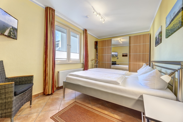 Schlafzimmer mit Schiebetürenschrank