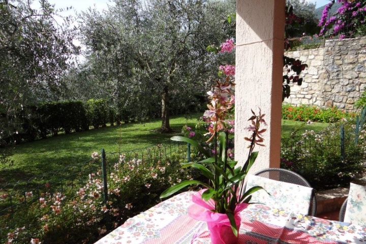 Terrasse Apt. 1 mit Blick in den Garten