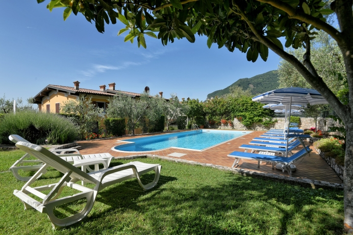 Haus Bonassi Apt. 1 Bouganville | Hausansicht mit Pool