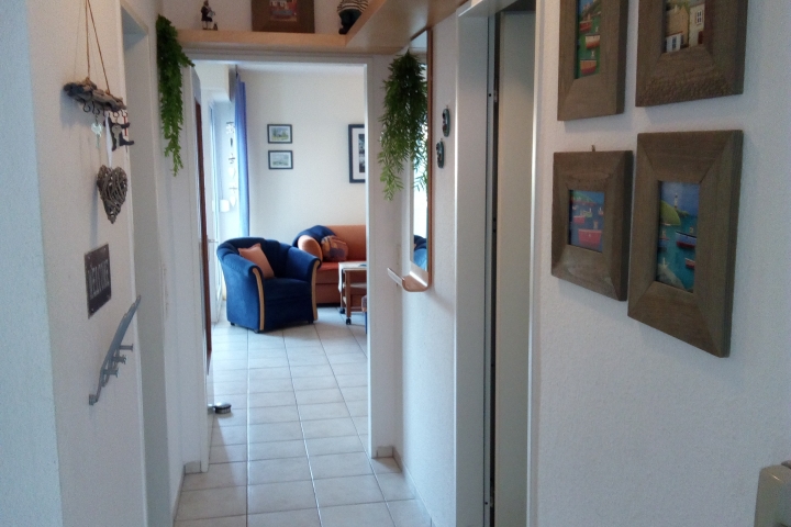 Blick vom Eingang in den Flur,
rechts Schlafzimmer, links Bad