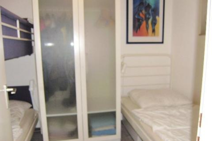 Schlafzimmer mit Einzel- und Etagenbett