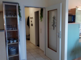 Blick zum Flur und zur Pantry-Küche
