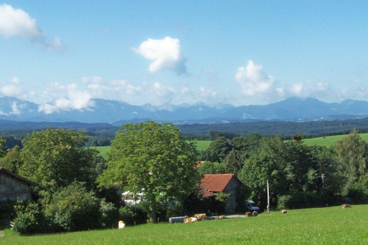 Blick auf Haus und Alpenkette