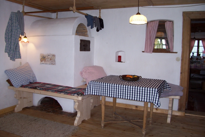 Bauernstube mit Steinofen