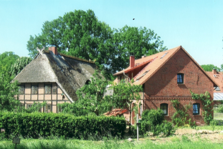 Haupthaus und Speicherhaus von Süden