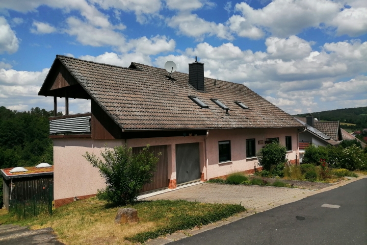 die große, überdachte Terrasse befindet sich über der Garage