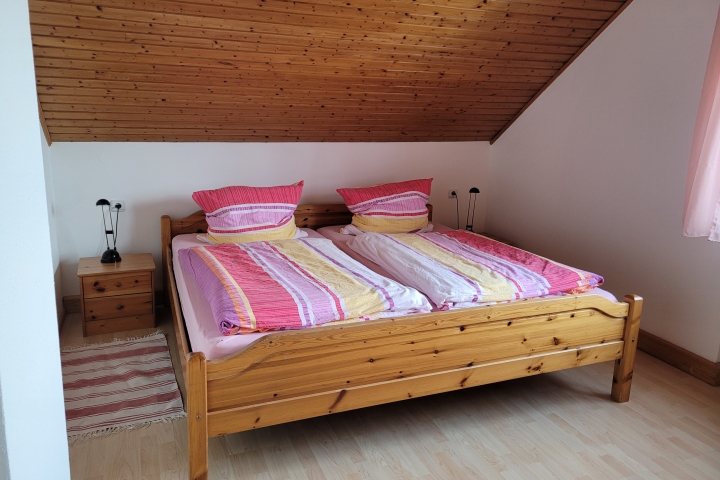 Schlafzimmer mit Doppelbett