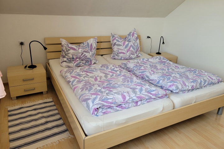 Schlafzimmer mit Doppelbett 2m x 2m