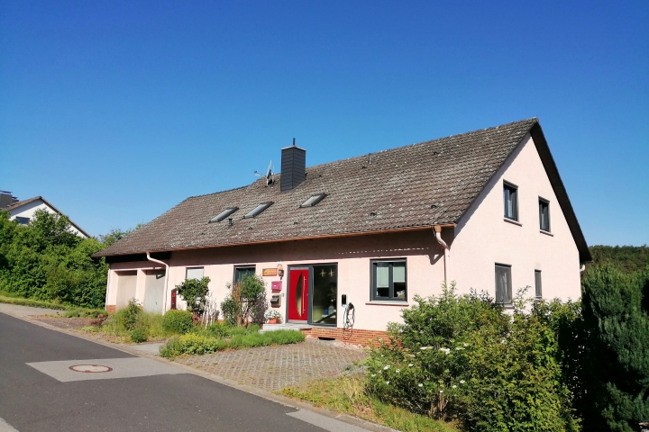 Die Ferienwohnung befindet sich im Dachgeschoß. 2 Kfz-Stellplätze stehen vor dem Haus bereit.