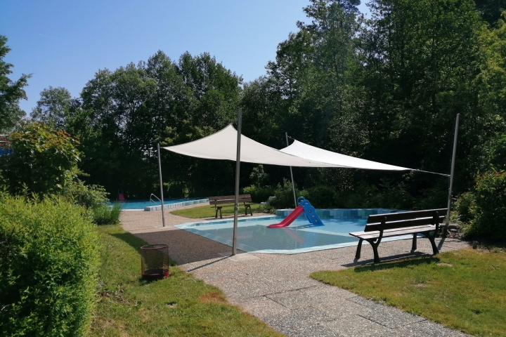 Kinderbecken und dahinter Spaßbecken mit Wasserrutsche