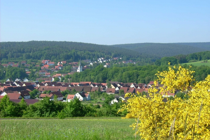 Schönau-links von der Kirchturmspitze liegt unsere Fewo