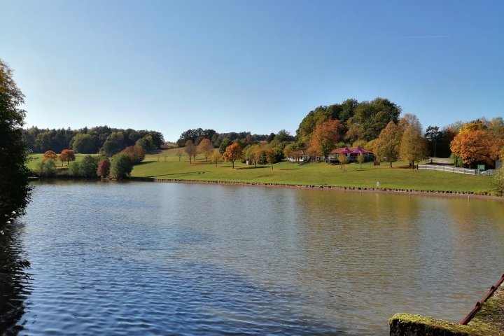 Der Burgwallbacher See lädt im Sommer zum Baden ein. Er liegt in 3km Entfernung.