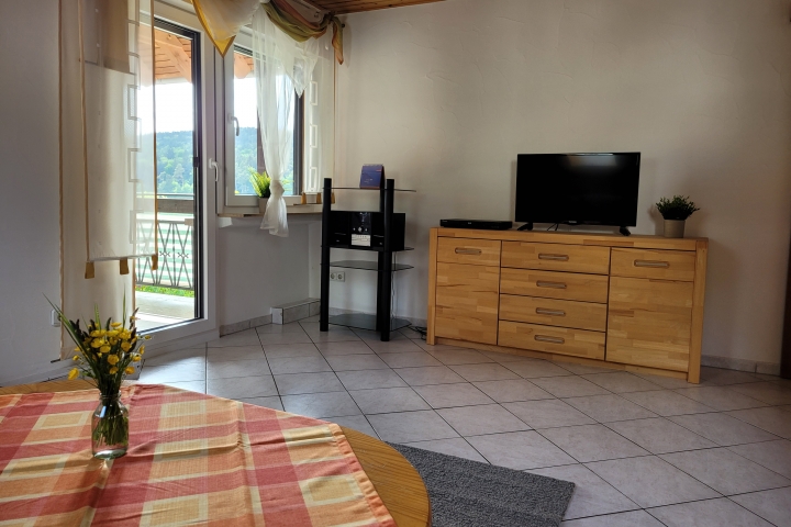 Wohnzimmer mit Smart-TV, DVD-Spieler und Stereoanlage