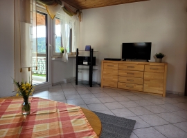 Wohnzimmer mit Smart-TV, DVD-Spieler und Stereoanlage