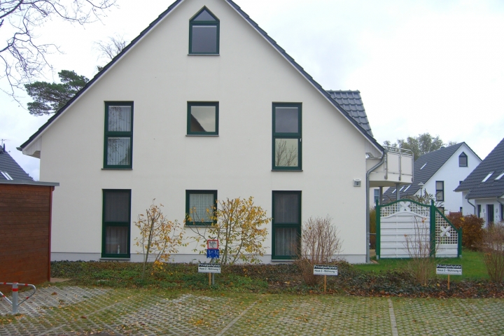 Parkflächen am Haus - rechter äußerer Parkplatz gehört zu unserer Wohnung